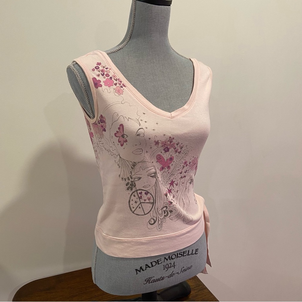 Itsus Light Soft Pink Y2K V Neck Tee